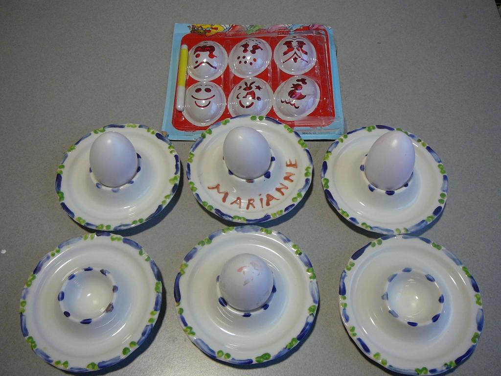 6 eierdopjes, 4 plastic eieren en schilderset, Ophalen of Verzenden