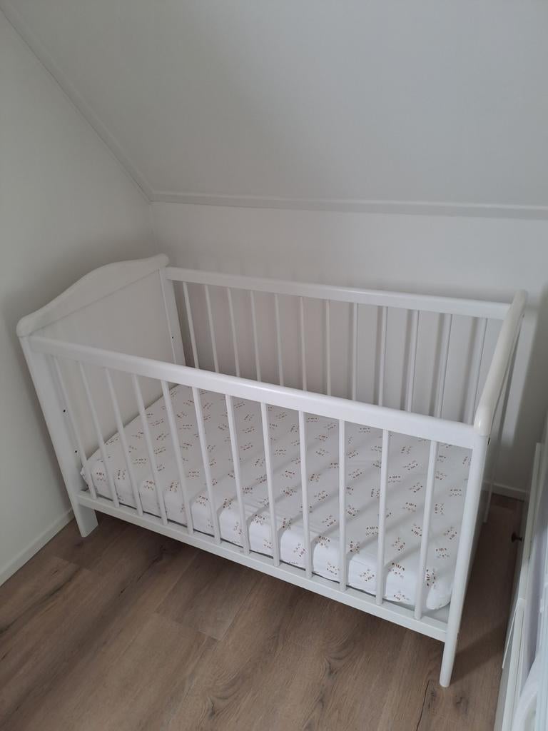 Wit ledikantje met matras, Kinderen en Baby's, Babywiegjes en Ledikanten, Ophalen, Gebruikt, Ledikant