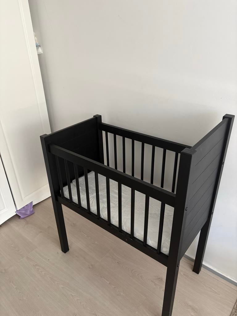 Zwart kinderbedje met matras‼️, Ophalen of Verzenden, Gebruikt, Wieg