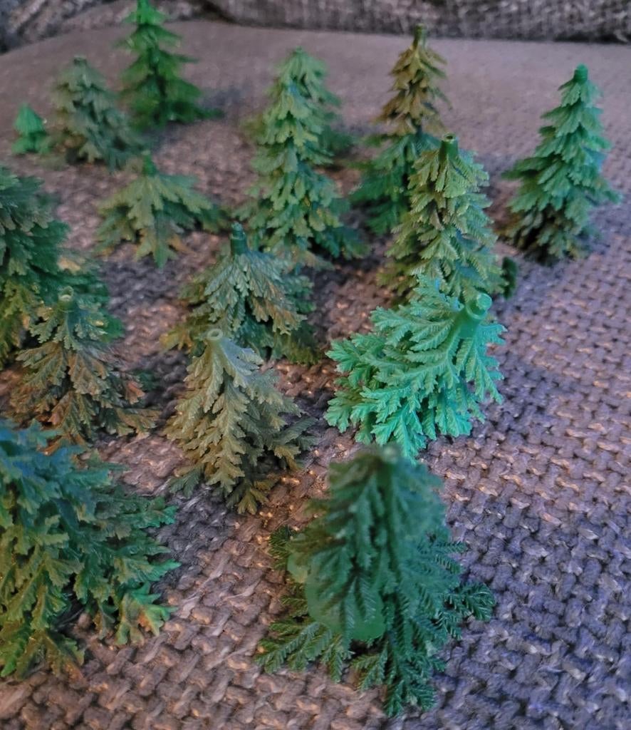 18 x dennenbomen h0 zonder bovenste topje 28-76 mm, Ophalen of Verzenden