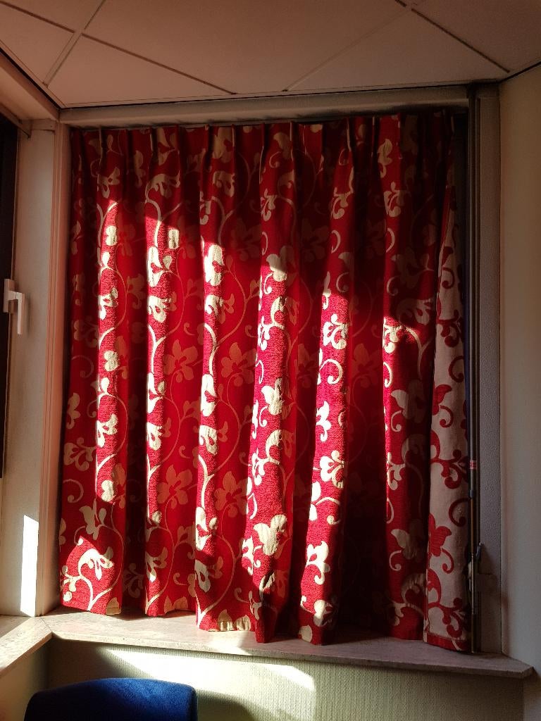 grote partij gordijnen rood met damastpatroon div maten, 200 cm of meer, Ophalen of Verzenden, Zo goed als nieuw, 200 cm of meer