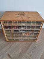Vintage houten DMC borduurgaren kastje + 140 garen

6 lades, Ophalen of Verzenden