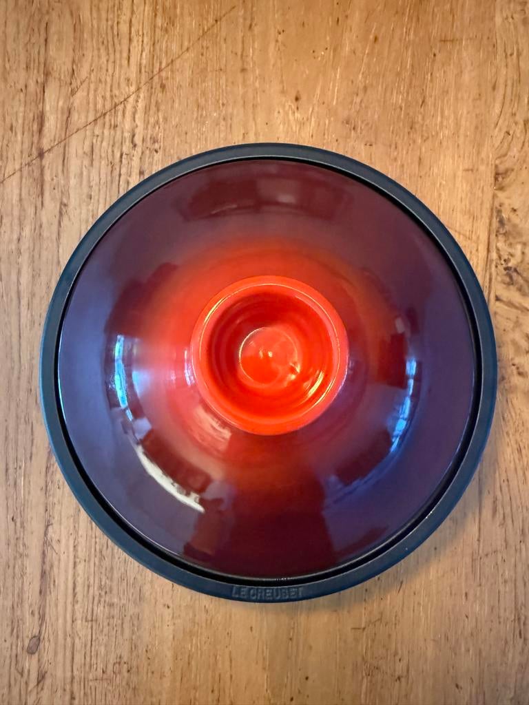 Le Creuset Tajine Kersenrood 31 cm - Gietijzeren Pan, Huis en Inrichting, Overige typen, Ophalen of Verzenden, Zo goed als nieuw