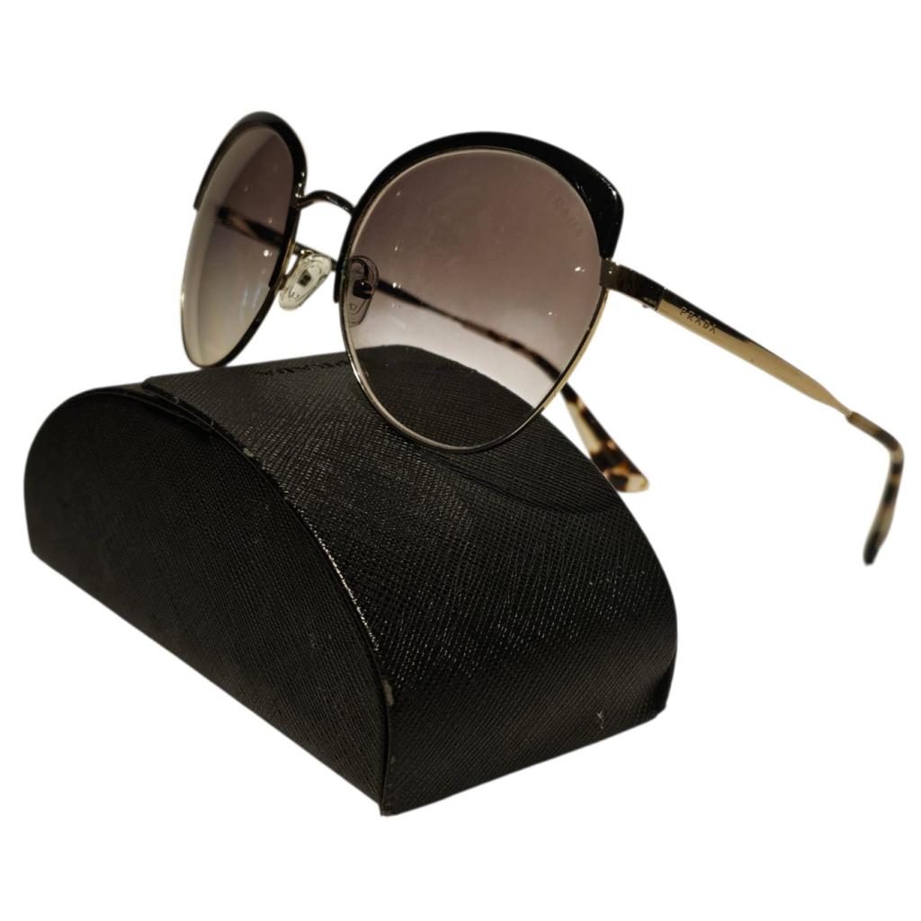 Prada SPR54S 59-20-140 Zonnebril, Prada, Gebruikt, Support@prada.com, Prada S.p.A., 1 Via A. Manzoni, 
20121 Milan
Italy