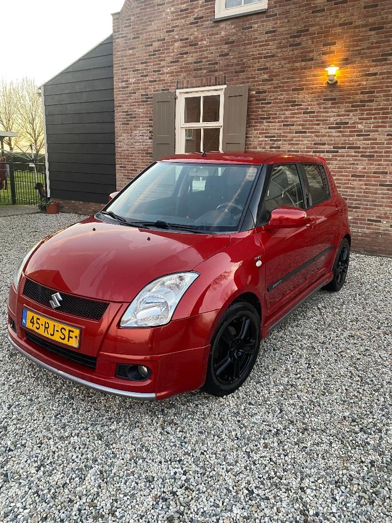 sportieve betrouwbare Suzuki Swift 1.5 5D 2005, Voorwielaandrijving, 40 €/maand, Zwart, 4 cilinders