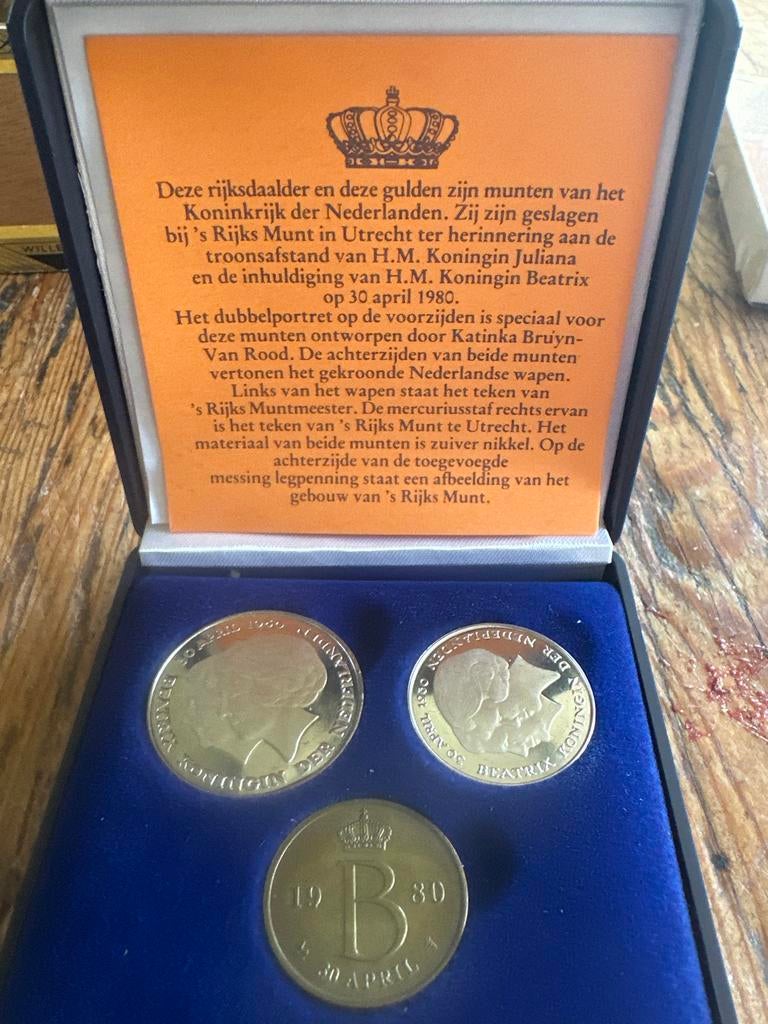 Herdenkingsset Troonsafstand Juliana & Inhuldiging Beatrix, Ophalen of Verzenden, Koningin Beatrix, Overige waardes, Setje