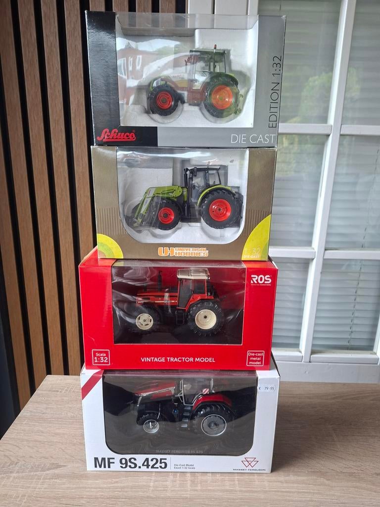 4 tractoren in doos: MF, Same, 2x Claas - Schaal 1:32, Overige merken, 1:32 tot 1:50, Overige typen, Nieuw