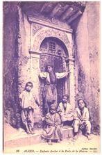 992514 ALGIERS Arabische kinderen aan de deur van het huis, Ophalen of Verzenden, Voor 1920, Ongelopen, Klederdracht