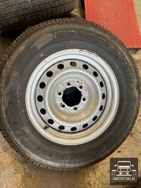 Set banden en stalen velgen 17 INCH TOYOTA HI LUX  Bridgesto, Auto-onderdelen, Banden en Velgen, Ophalen, Gebruikt, -, -