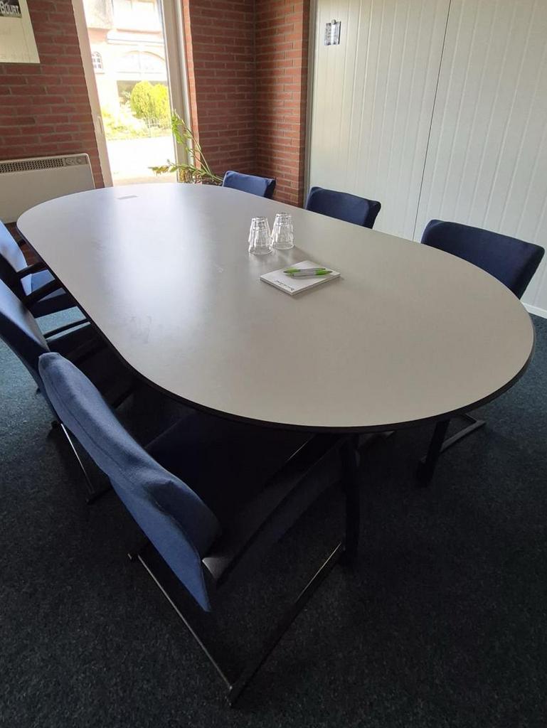 Ronde en ovale vergadertafel met 12 blauwe stoelen, Ophalen, Gebruikt, 100 tot 150 cm, Rond