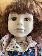 Vintage Porseleinen Pop met Bruin Haar en Bloemenjurk, Verzamelen, Ophalen of Verzenden, Gebruikt, Pop
