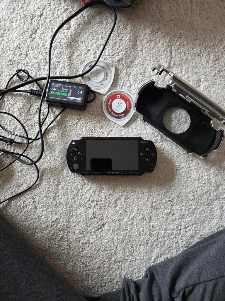 Psp 1004 met 2 spellen en hardcover, Ophalen of Verzenden, PSP