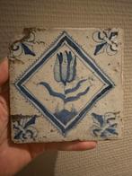 Antieke Delfts Blauwe Tegel met Tulp in Kwadrant, Antiek en Kunst, Antiek | Wandborden en Tegels, Ophalen of Verzenden