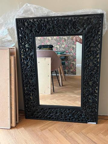 Zwarte spiegel beschikbaar voor biedingen
