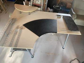Hoek bureau van Ikea beschikbaar voor biedingen