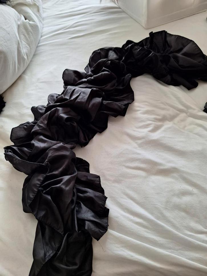 Zwarte Sjaal met Ruches - Elegant, Kleding | Dames, Overige Dameskleding, Zo goed als nieuw, Ophalen of Verzenden