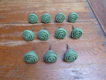 6 antieke knoppen, kast beschikbaar voor biedingen