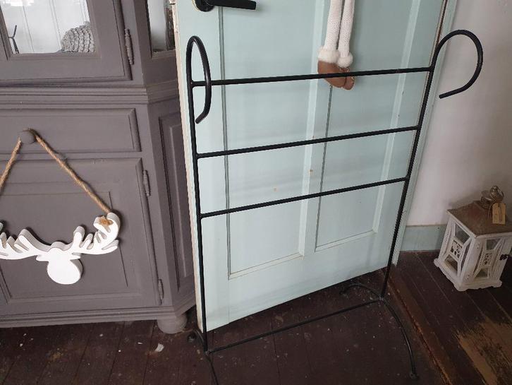 Brocante handdoekenrek zwart, Antiek en Kunst, Curiosa en Brocante, Ophalen