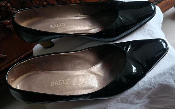 Maat 40 (6,5) zwart lak pumps, Bally. Goudkleurige hak, Kleding | Dames, Schoenen, Gedragen, Pumps, Zwart, Verzenden