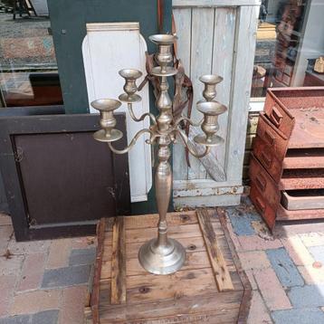 Grote zilverkleurige kandelaar 78 cm beschikbaar voor biedingen
