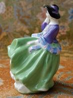 Mooi oud Engels Royal Doulton beeldje van een vrouw 10,2 cm., Ophalen of Verzenden