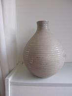 Beige/ zilver kruikvaas., Huis en Inrichting, Overige kleuren, Aardewerk of Porselein, Ophalen of Verzenden, Zo goed als nieuw