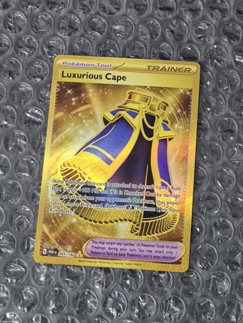 Gold Luxurious Cape 265/182 Paradox Rift Hyper Rare Scarlet, Hobby en Vrije tijd, Verzamelkaartspellen | Pokémon, Zo goed als nieuw