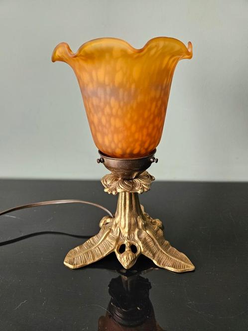 Art Nouveau / Jugendstil tafellamp messing met gele kelk kap, Huis en Inrichting, Lampen | Tafellampen, Gebruikt, Minder dan 50 cm