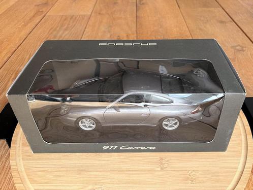 Teab: Porsche 911 996 grijs Gate AutoArt 1:18 dealer editie, Hobby en Vrije tijd, Modelauto's | 1:18, Gebruikt, Auto, Autoart