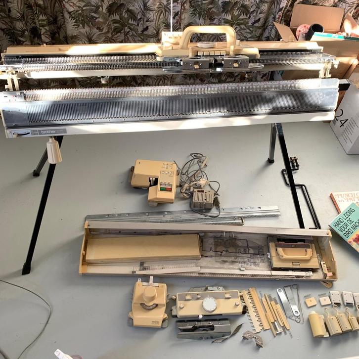 Brother kh-890 ponskaart dubbelbeds breimachine, Hobby en Vrije tijd, Breien en Haken, Gebruikt, Breien, Machine, Ophalen of Verzenden