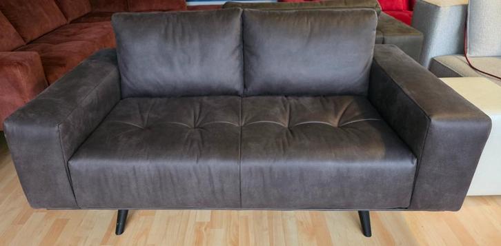 Gio 2-zitsbank donkergrijs - Passe Partout showroommodel, Huis en Inrichting, Banken | Bankstellen, Nieuw, Rechte bank, Tweepersoons