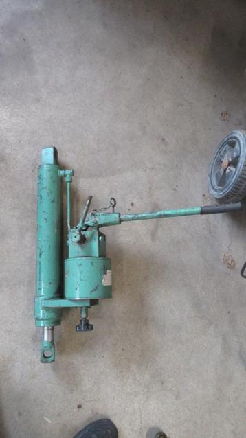 Tk diverse hydraulische cilinders pompen etc. beschikbaar voor biedingen