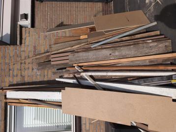 Gratis afval hout / rest stukken beschikbaar voor biedingen