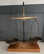 Balans op houten plank, Antiek en Kunst, Antiek | Gereedschap en Instrumenten, Ophalen of Verzenden