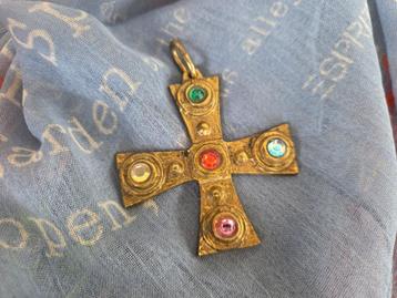 Koperen hanger kruis met steentjes beschikbaar voor biedingen