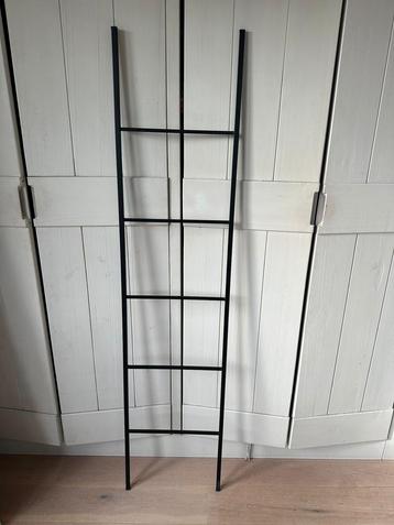 Zwarte metalen ladder beschikbaar voor biedingen