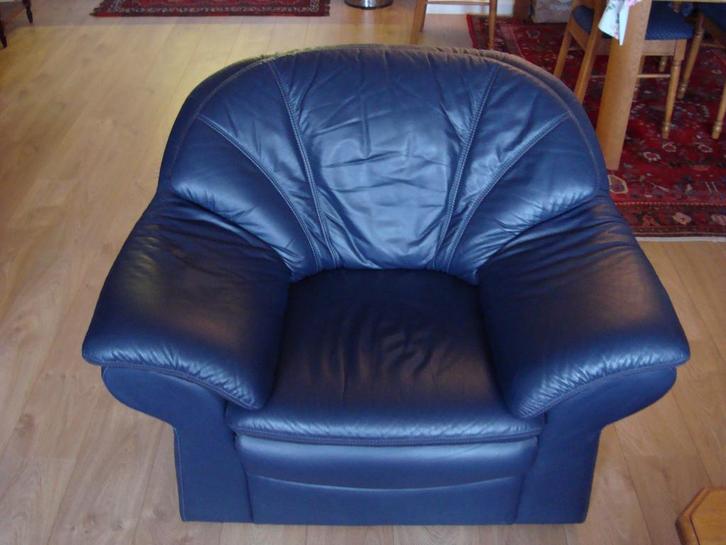 Bankstel leder nog bijna nieuw donker blauw. jaar oud., Huis en Inrichting, Banken | Bankstellen, Nieuw, Rechte bank, Driepersoons