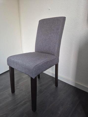 1 grijze stoel beschikbaar voor biedingen