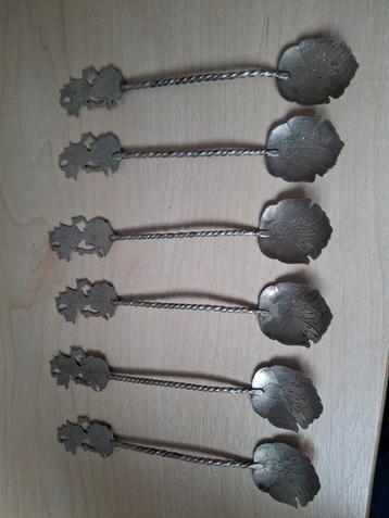Zes Vintage Lepels met Bloemmotief beschikbaar voor biedingen