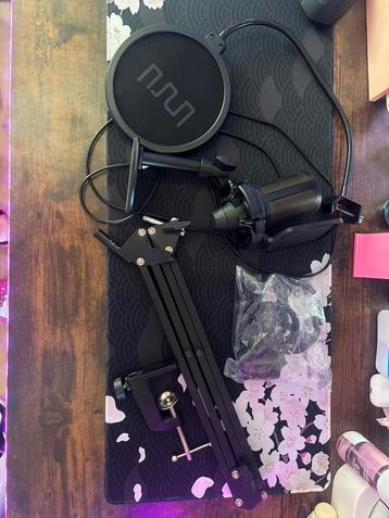Microfoon met microfoon arm  beschikbaar voor biedingen