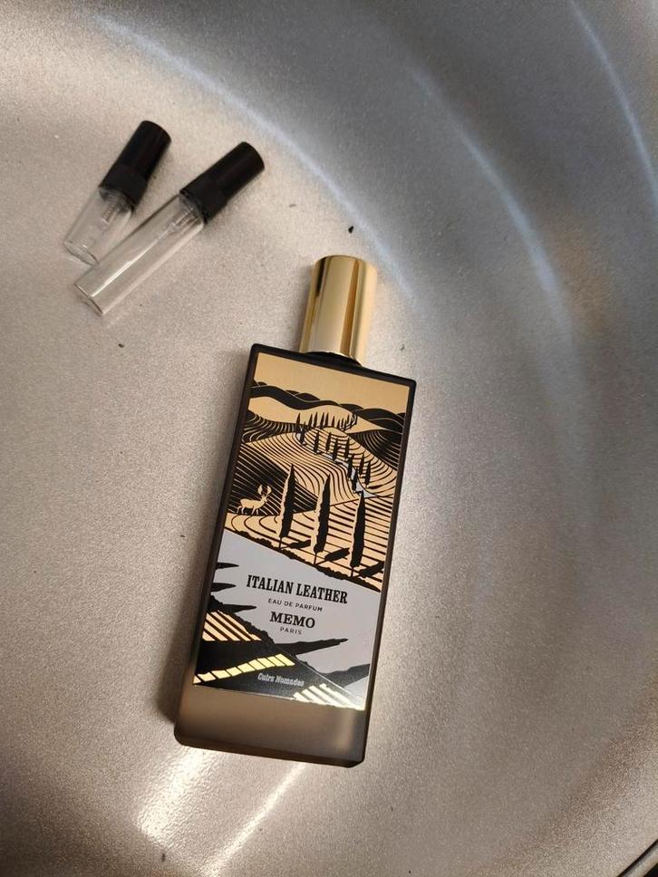 Italian leather memo Paris proefjes decants, Sieraden, Tassen en Uiterlijk, Uiterlijk | Parfum, Zo goed als nieuw, Ophalen of Verzenden