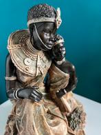 Polystone afrikaans beeldje moeder met Kind, Ophalen of Verzenden, Gebruikt, Mens