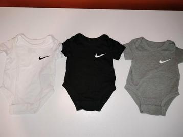 3 baby rompers Nike maat 50