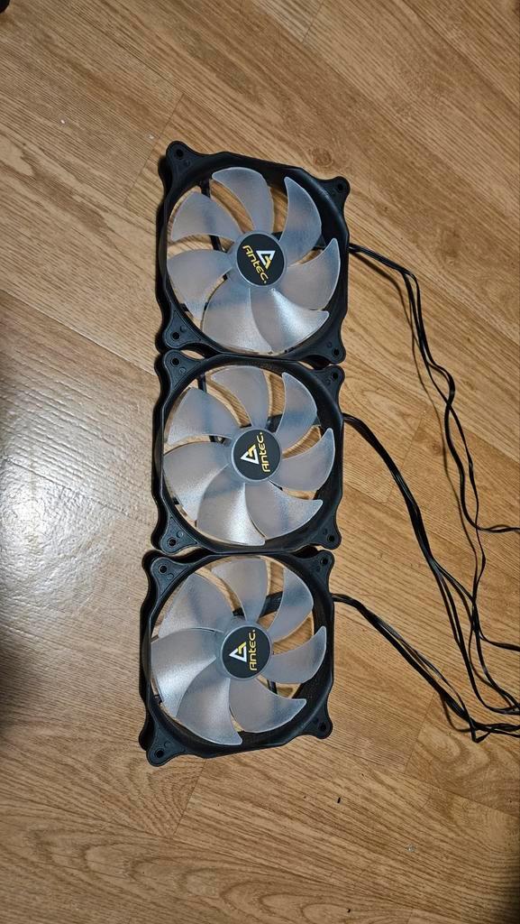 3x Antec RGB Fan - PC Case Koeling, Computers en Software, Computerkoelers, Gebruikt, Luchtkoeling, Ophalen of Verzenden