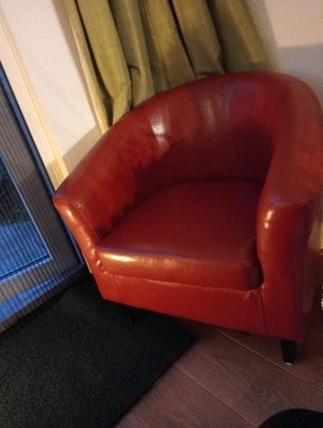 Rode fauteuil, halfrond, compact.  beschikbaar voor biedingen