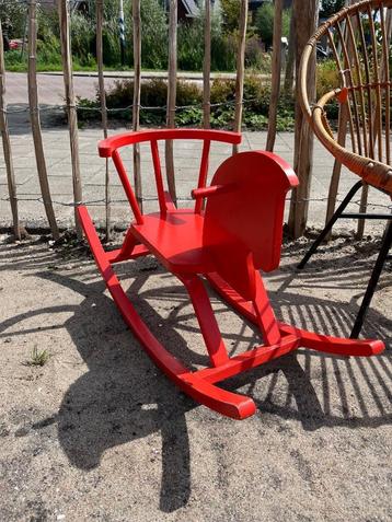 Houten hobbelpaard rood beschikbaar voor biedingen