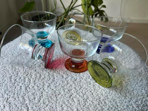 IJsglazen Dessertglazen met gekleurde voet nieuw, Huis en Inrichting, Keuken | Servies, Nieuw, Kom(men), Overige stijlen, Glas