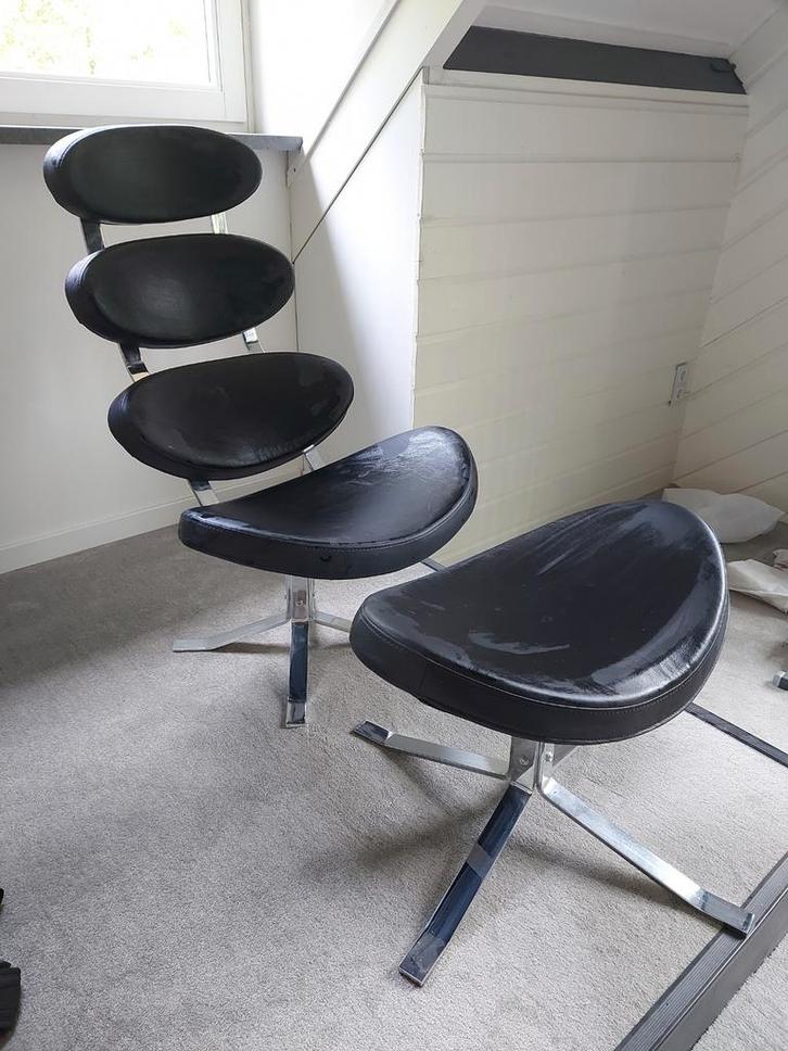 Design stoel met voetenbank, Huis en Inrichting, Stoelen, Gebruikt, Eén, Leer, Metaal, Zwart, Ophalen of Verzenden