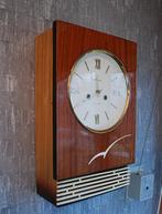 Wand Klok Kubistisch Stijl Prachtige bel geluid 2x per uur, Ophalen of Verzenden