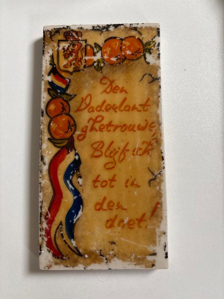 Oude Tegel met Nederlandse Leeuw, Oranje en Vlag, Antiek en Kunst, Antiek | Wandborden en Tegels, Ophalen of Verzenden